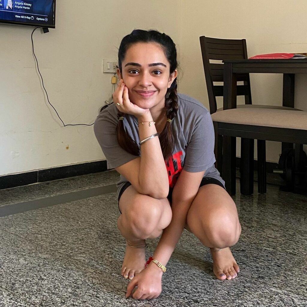 Apoorva Arora Feet (2 photos)