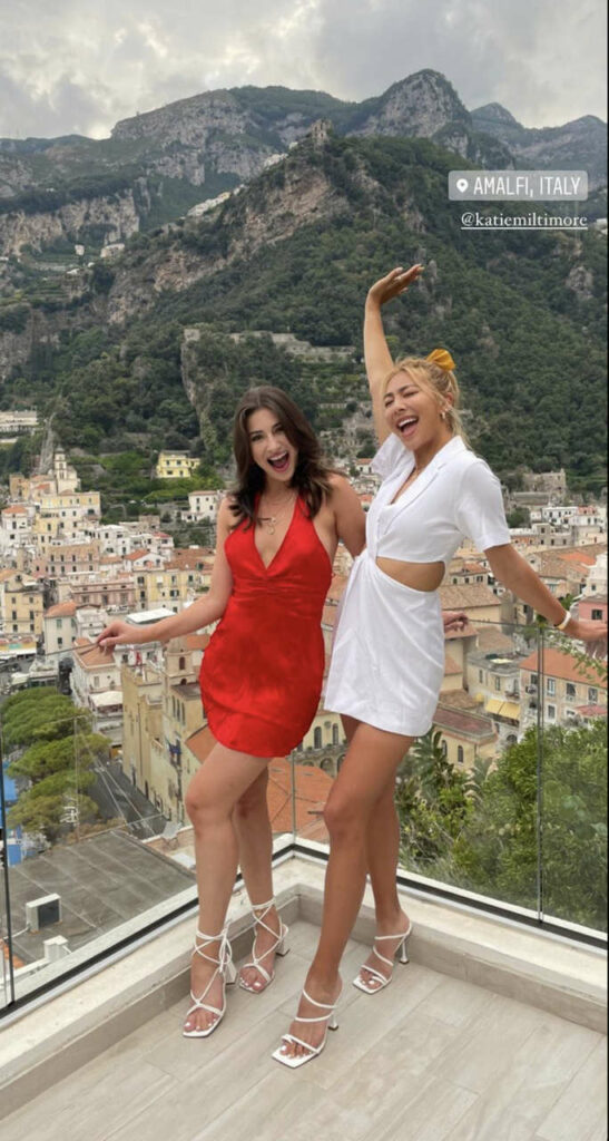 Alison Lee Feet (2 photos)
