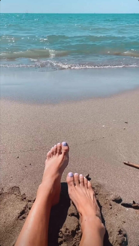 Arianna Bertoncelli Feet (3 photos)