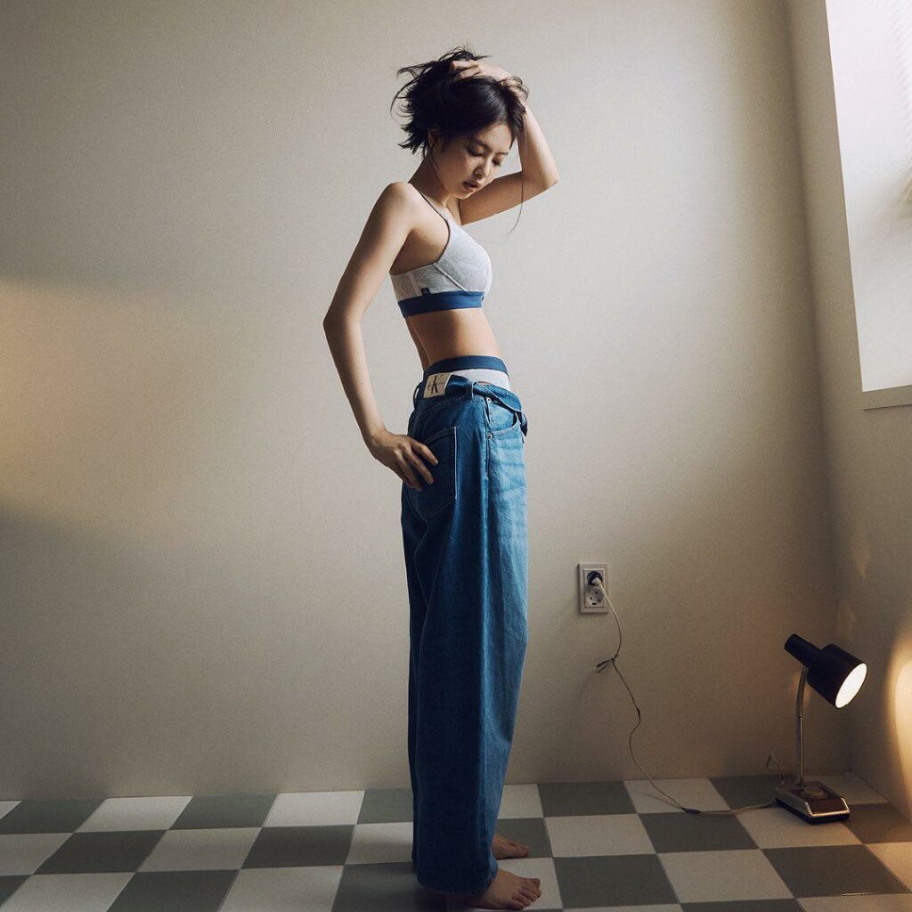 Jennie Feet (2 images)