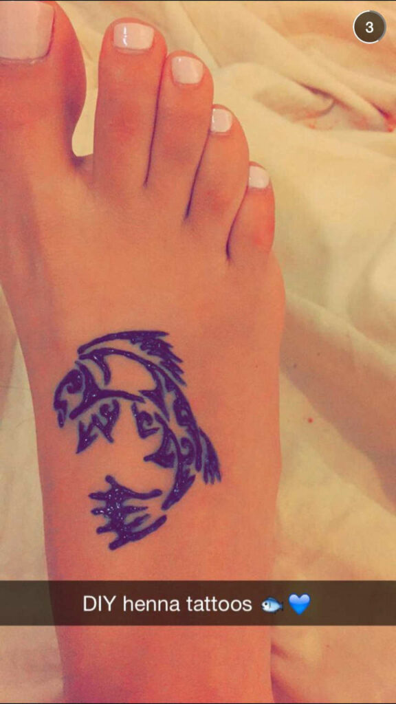 Victoria Justice Feet (2 images)