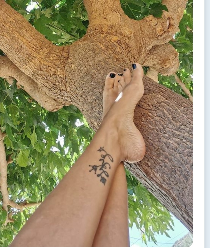 Noni Dounia Feet