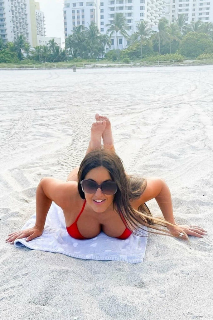 Claudia Romani Feet (5 images)
