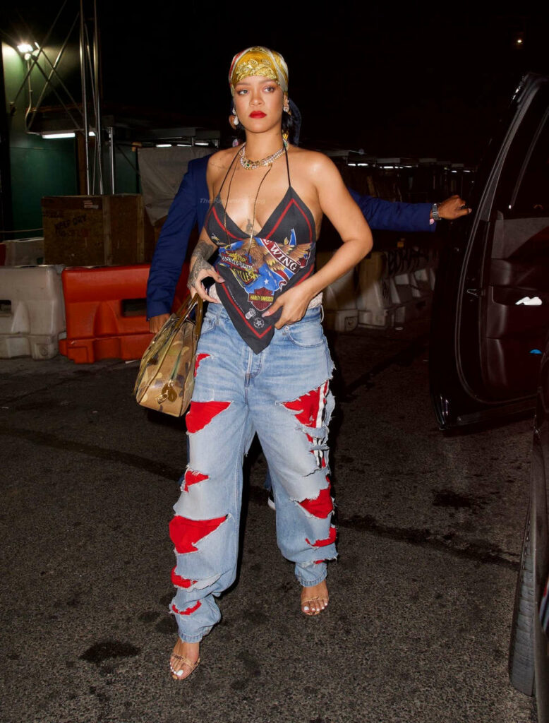 Rihanna Feet (7 images)
