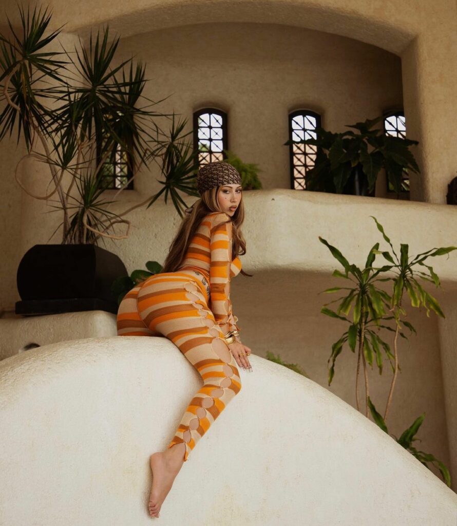 Kali Uchis Feet (6 images)