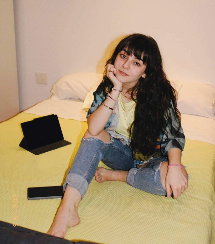 Klara Castanho Feet (6 images)