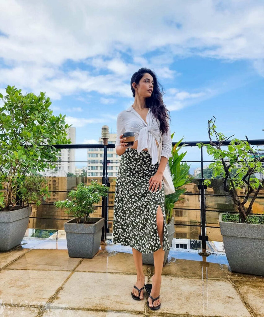 Sarah Jane Dias Feet (2 images)