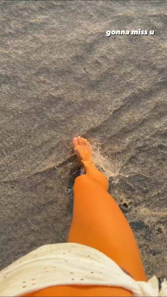 Carlotta Ferlito Feet (3 images)