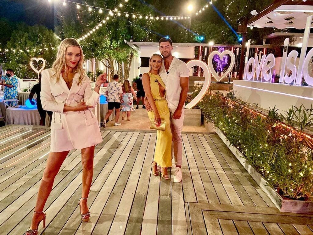 Laura Whitmore Feet (2 pictures)