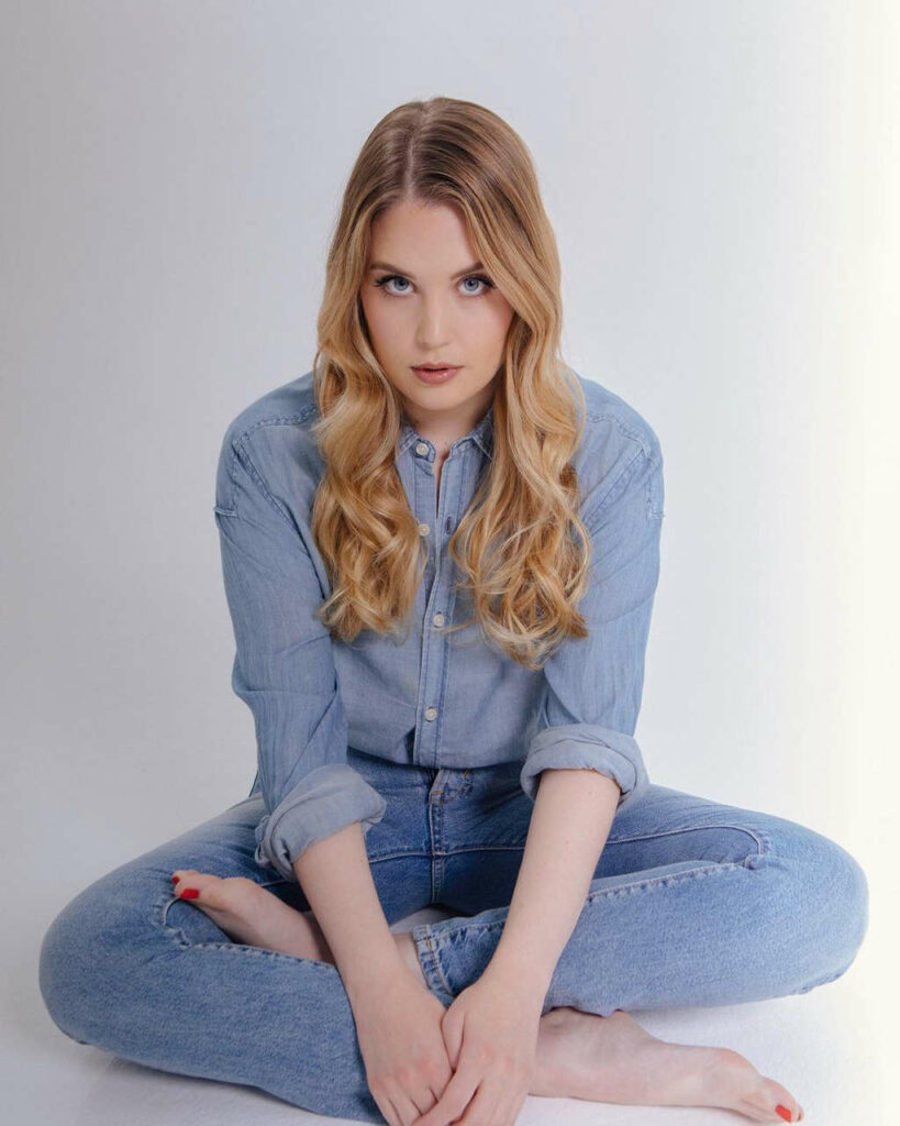Valerie Broussard Feet (2 photos)