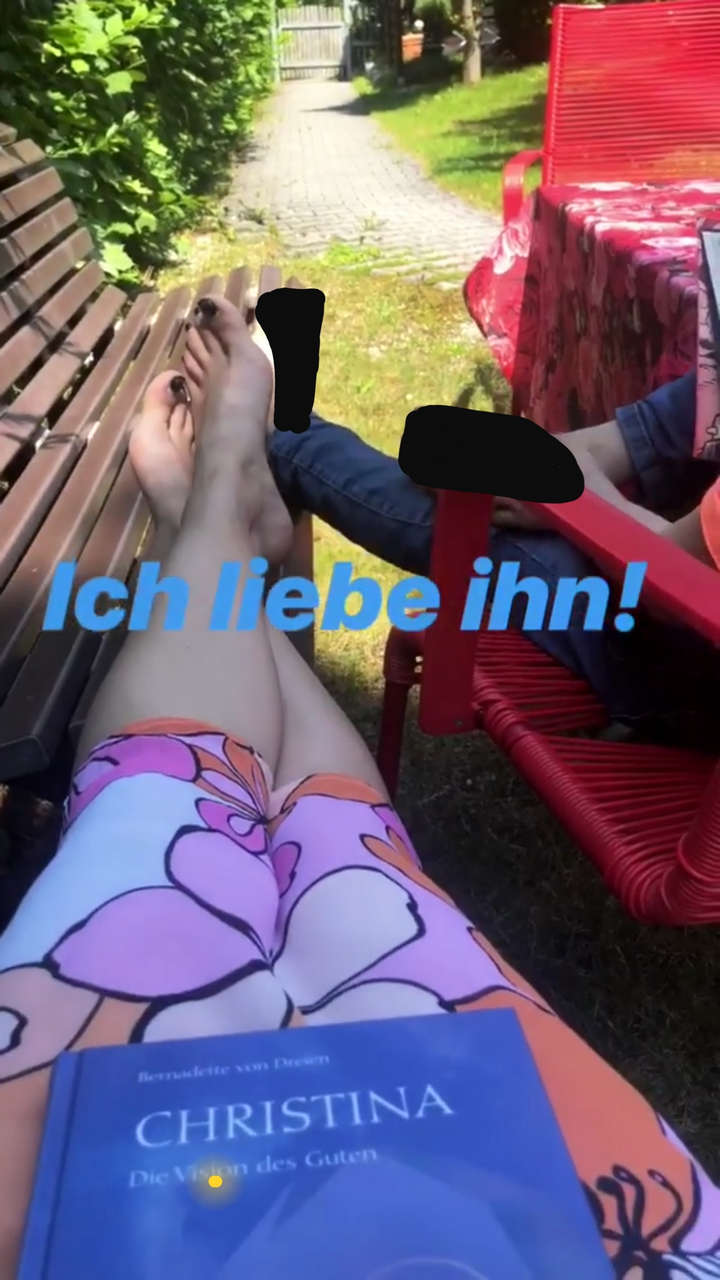 Julia Fljat Feet