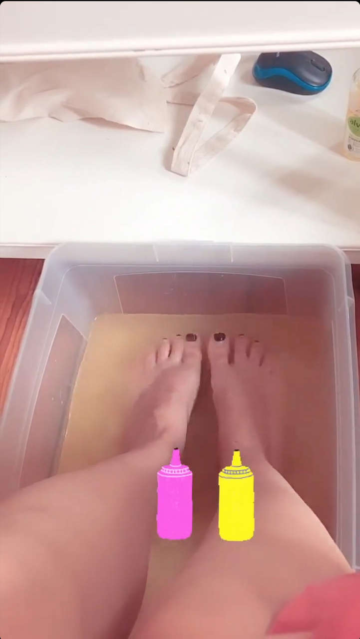 Julia Fljat Feet