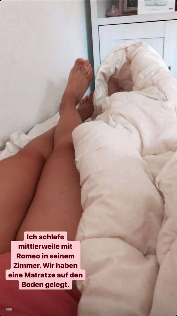 Julia Fljat Feet