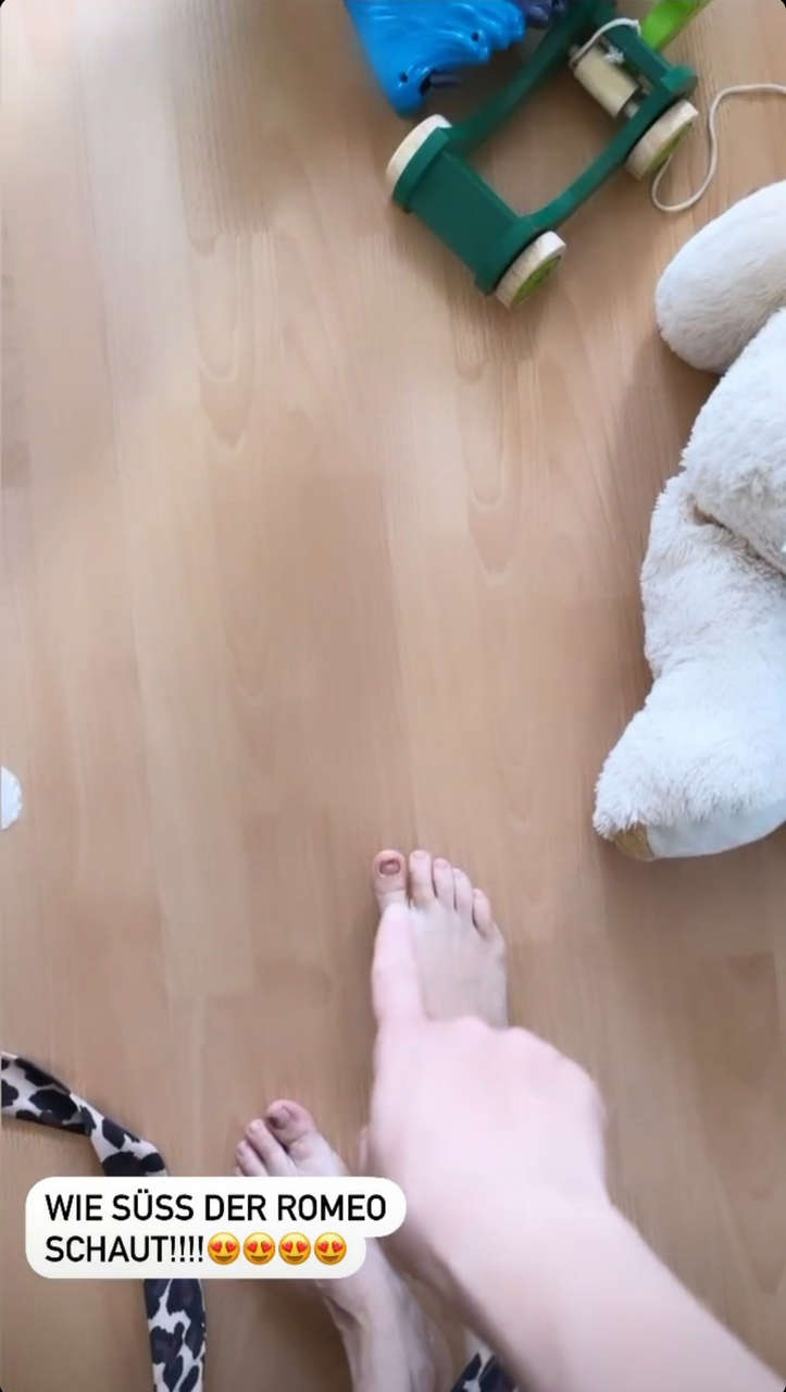 Julia Fljat Feet