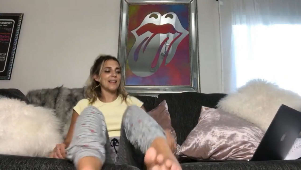 Roxy Striar Feet
