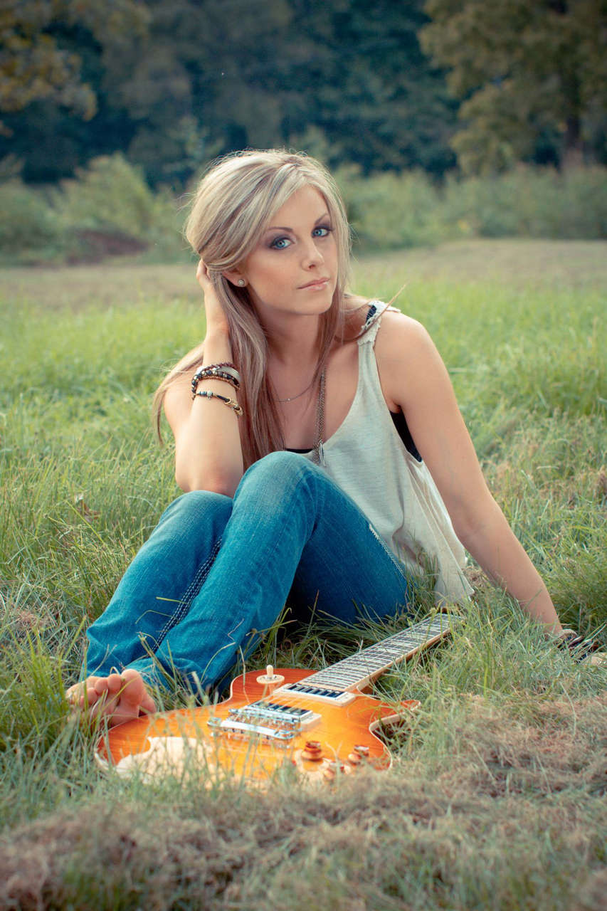 Lindsay Ell Feet