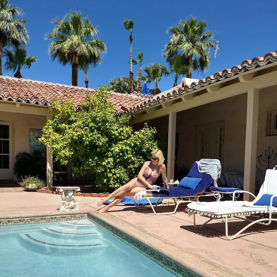 Konstadina Mihael Feet