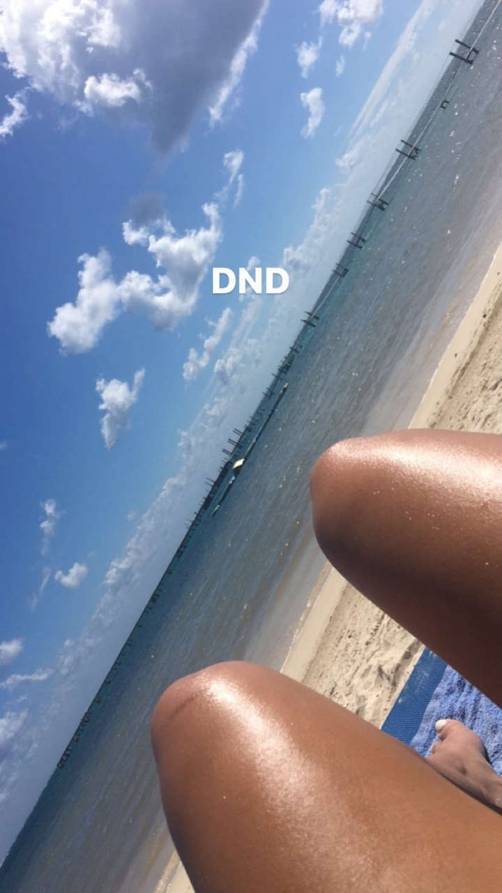 Nhooph Al Areebi Feet