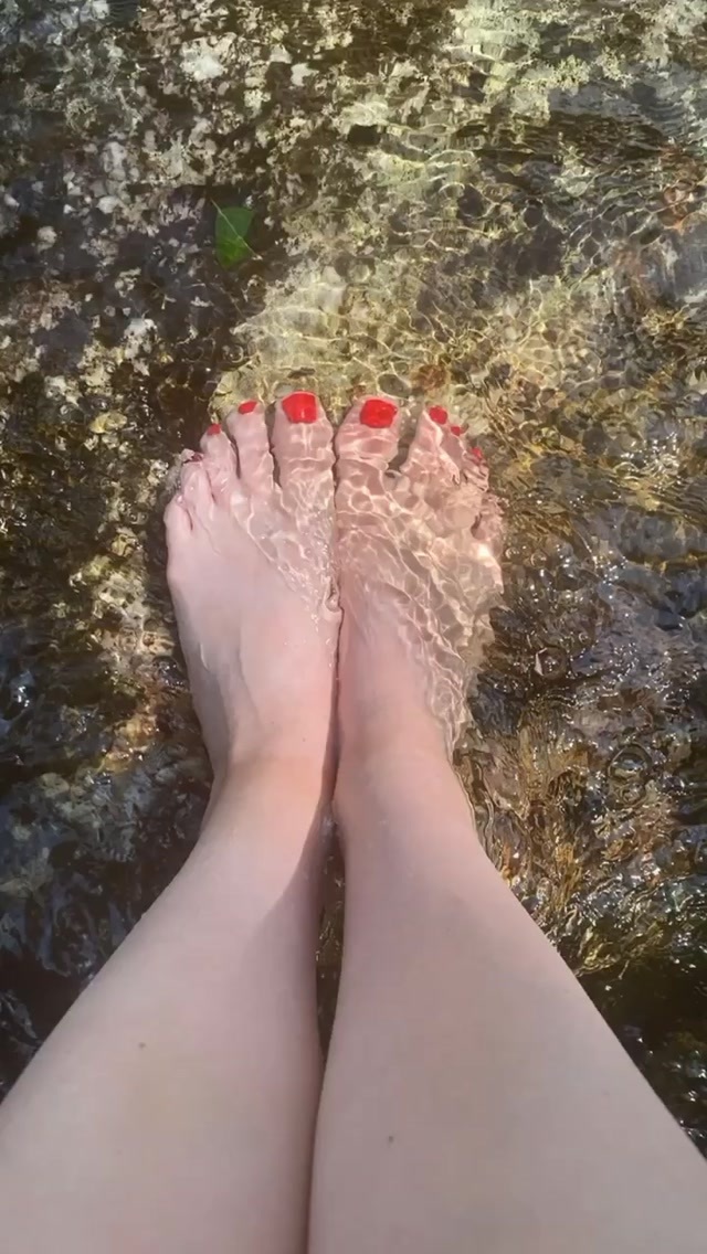 Robyn Adele Anderson Feet