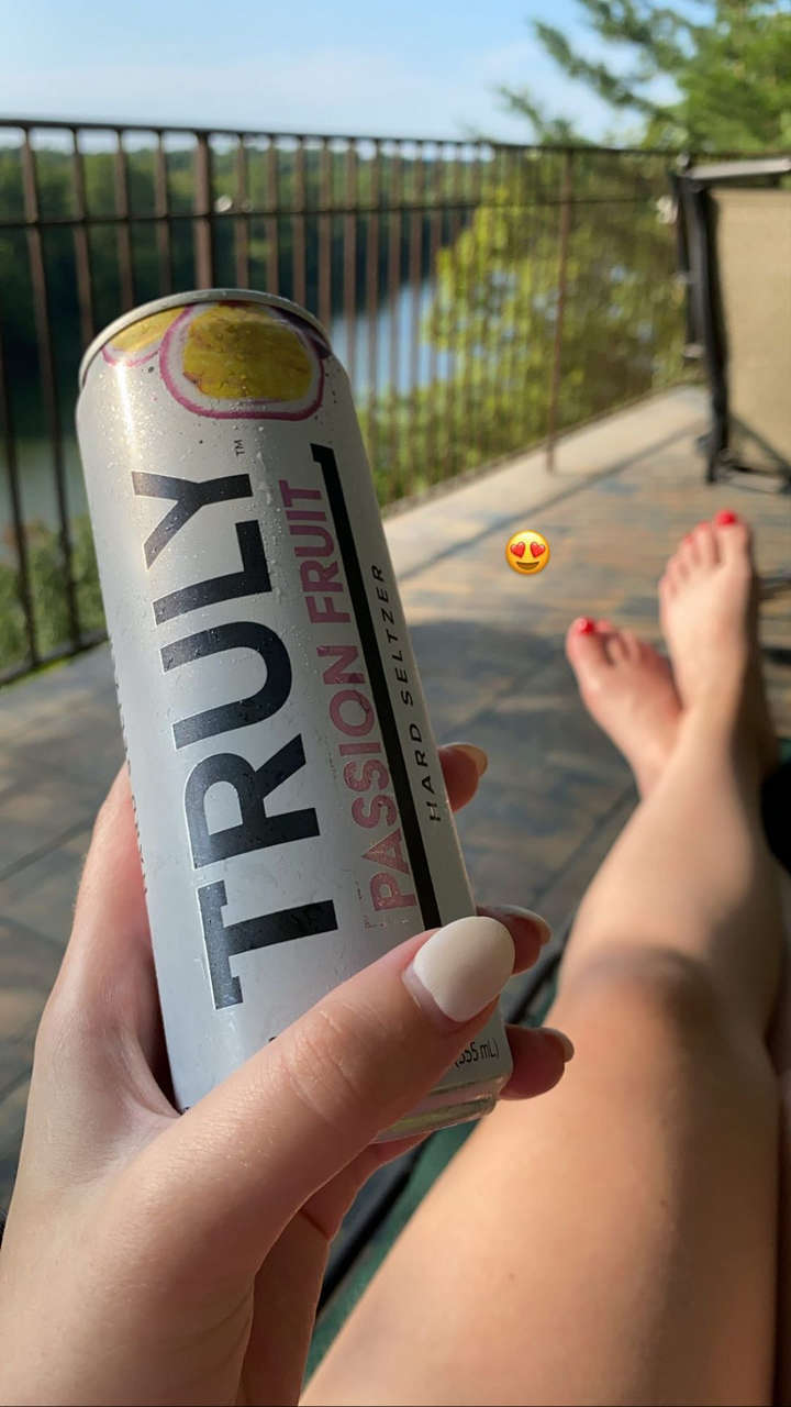 Robyn Adele Anderson Feet