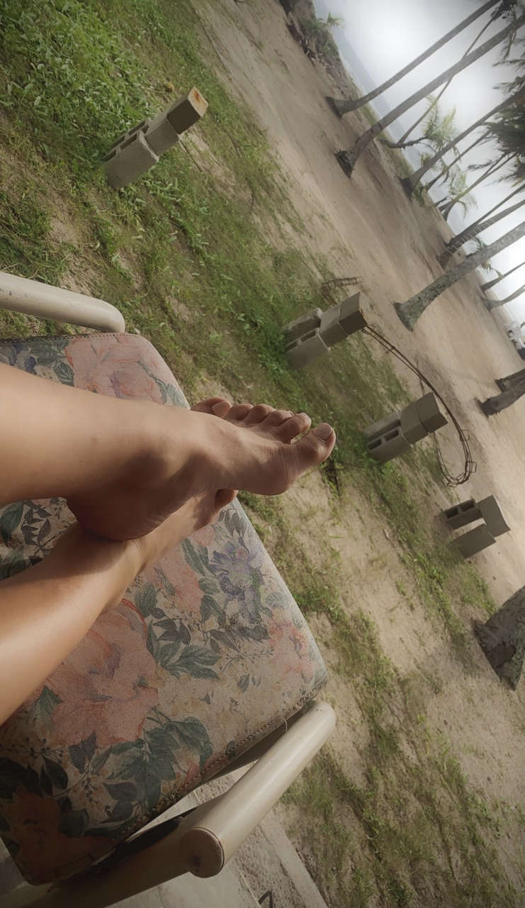 Elissar Abu Murad Feet