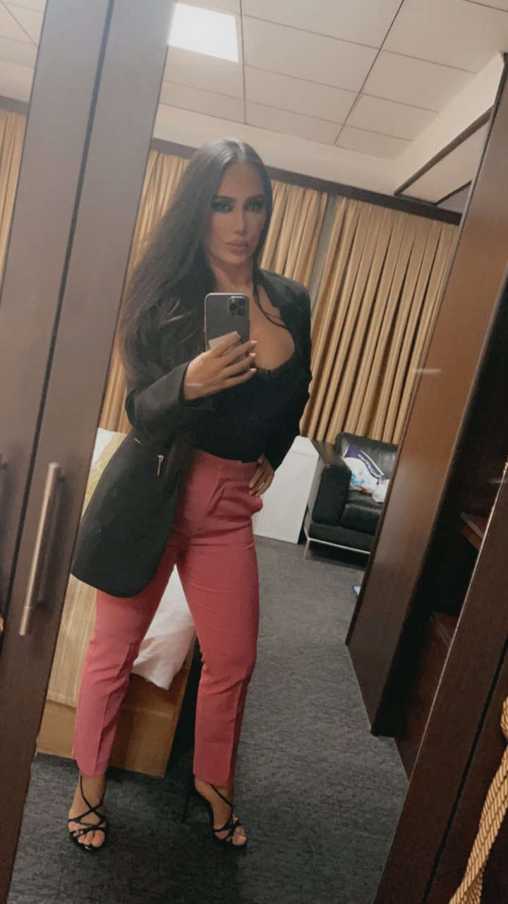 Elissar Abu Murad Feet