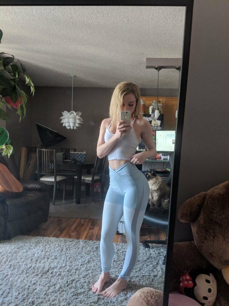 Lisa Peach Feet (43 photos)