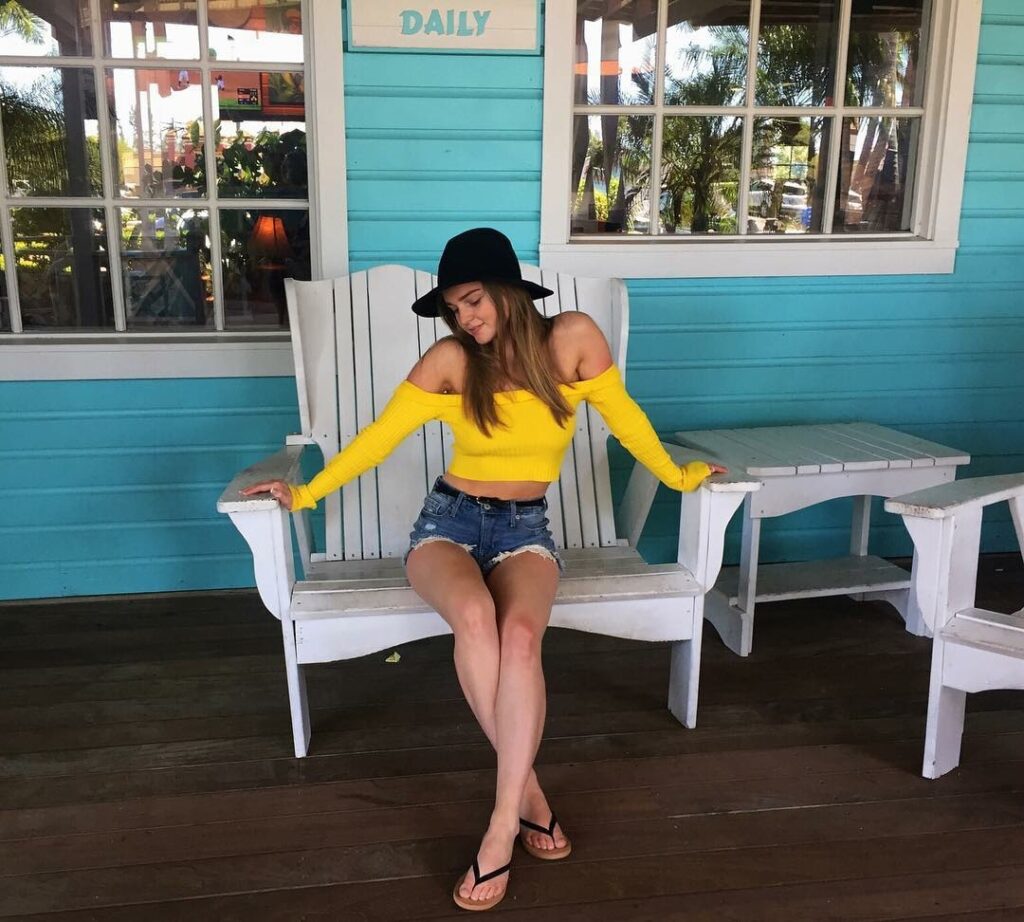 Hallea Jones Feet (34 photos)