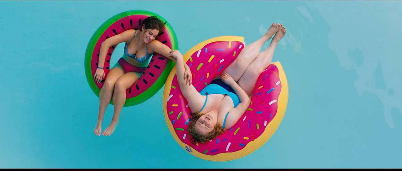 Danielle Macdonald Feet