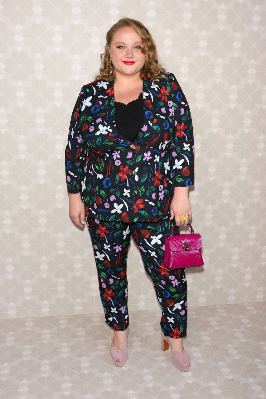 Danielle Macdonald Feet