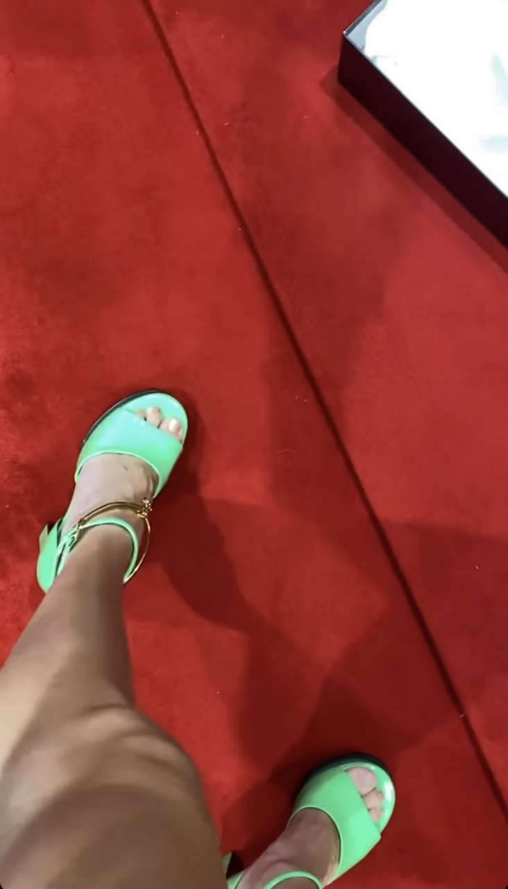 Nina Nesbitt Feet