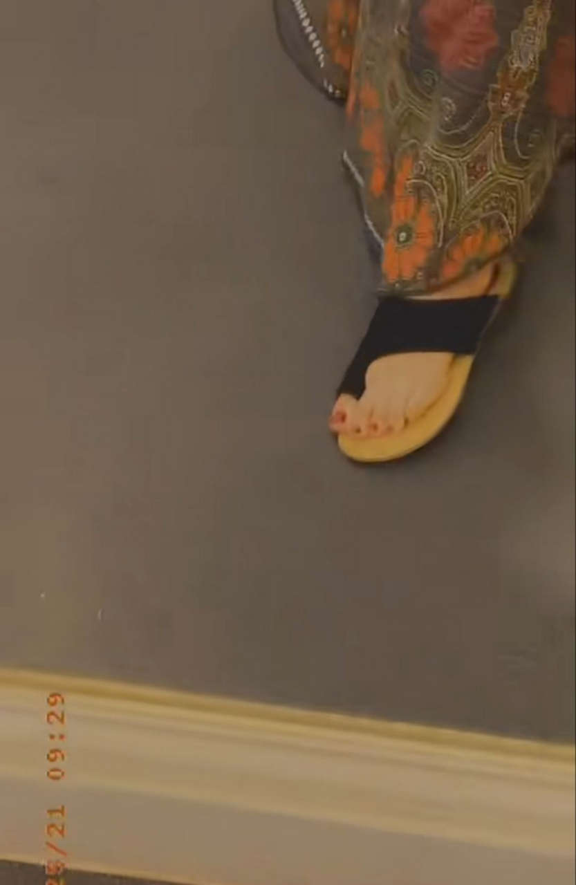 Najeeba Faiz Feet