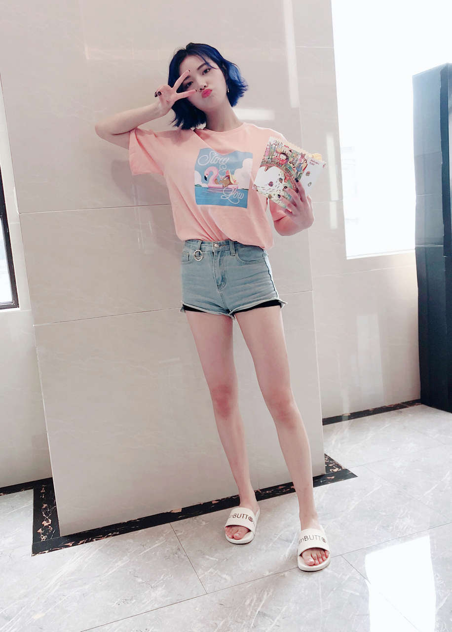 Jiaqi Xu Feet