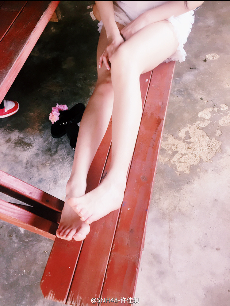 Jiaqi Xu Feet