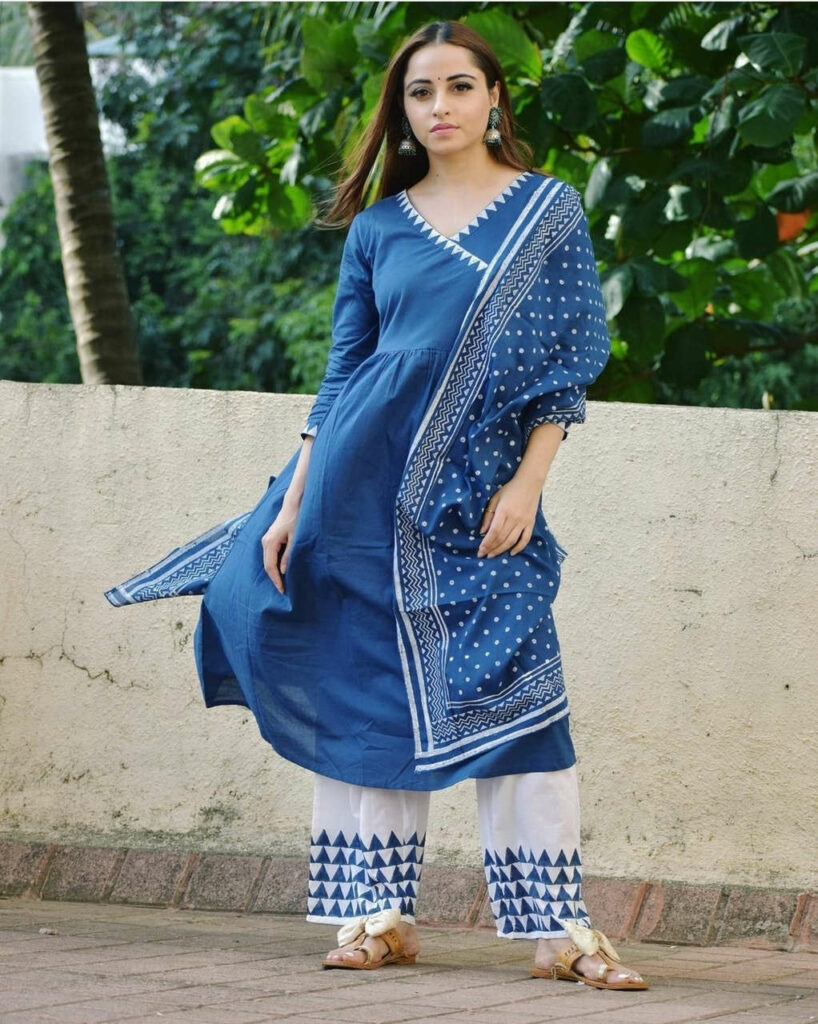 Niyati Fatnani Feet (16 images)