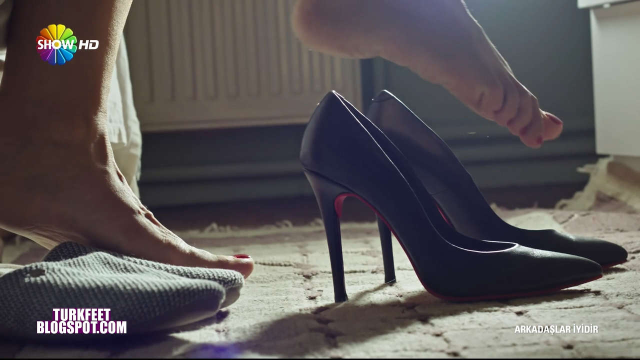 Neslihan Yeldan Feet