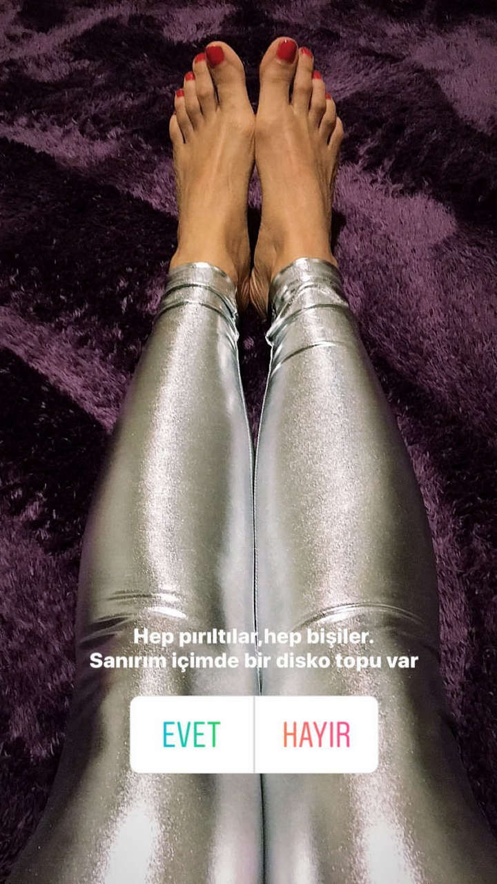 Neslihan Yeldan Feet