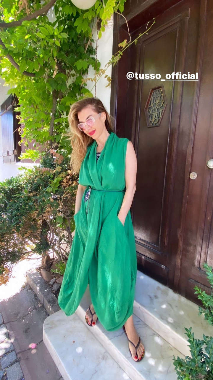 Neslihan Yeldan Feet