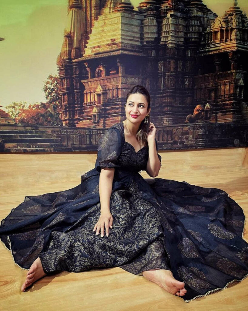 Divyanka Tripathi Feet (15 pictures)