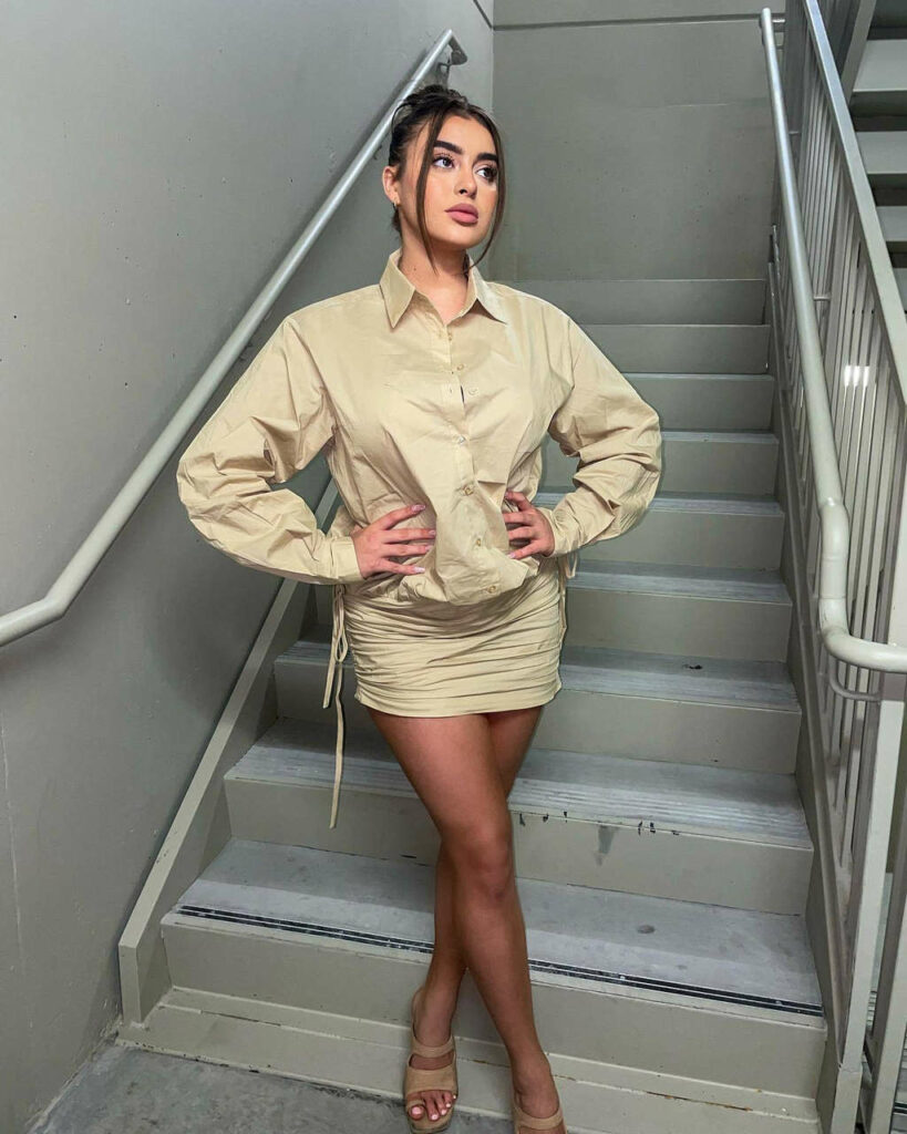 Kalani Hilliker Feet (14 pictures)