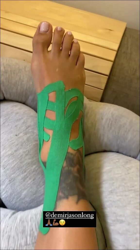 Yasemin Yuruk Feet (7 images)
