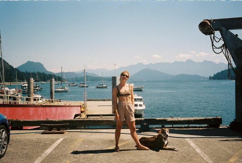 Emily Bett Rickards Feet (5 photos)