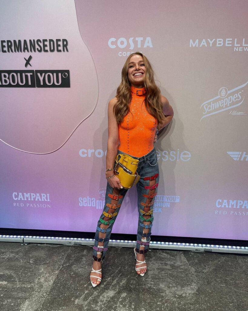 Lola Weippert Feet (13 photos)