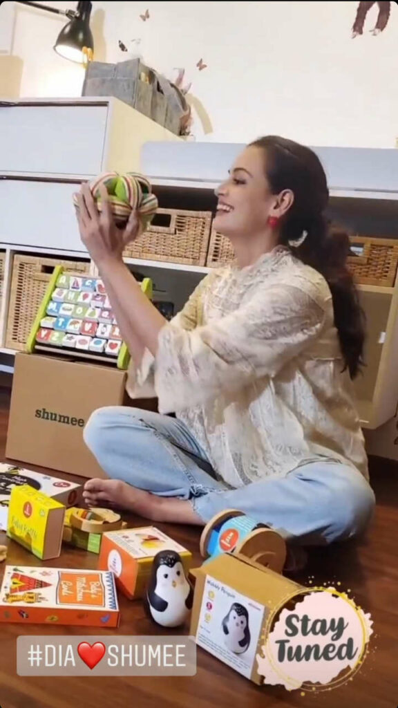 Dia Mirza Feet (9 photos)