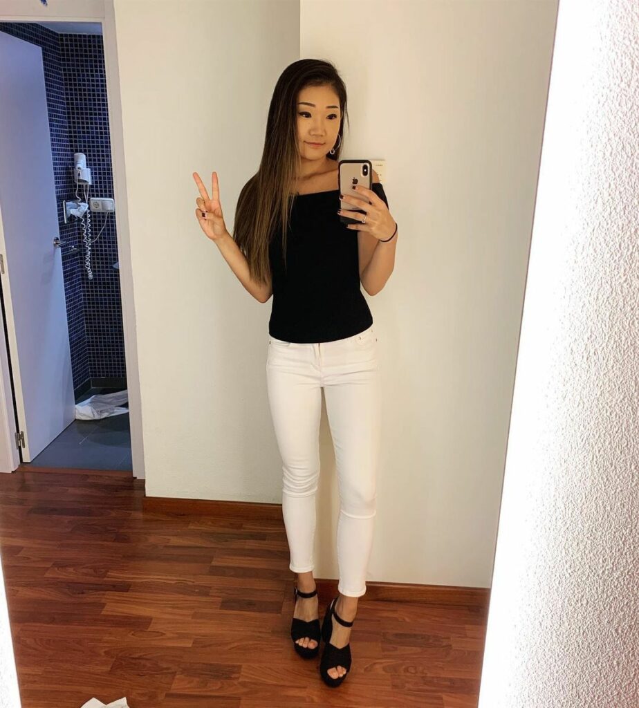 Sue Lee Feet (10 pictures)