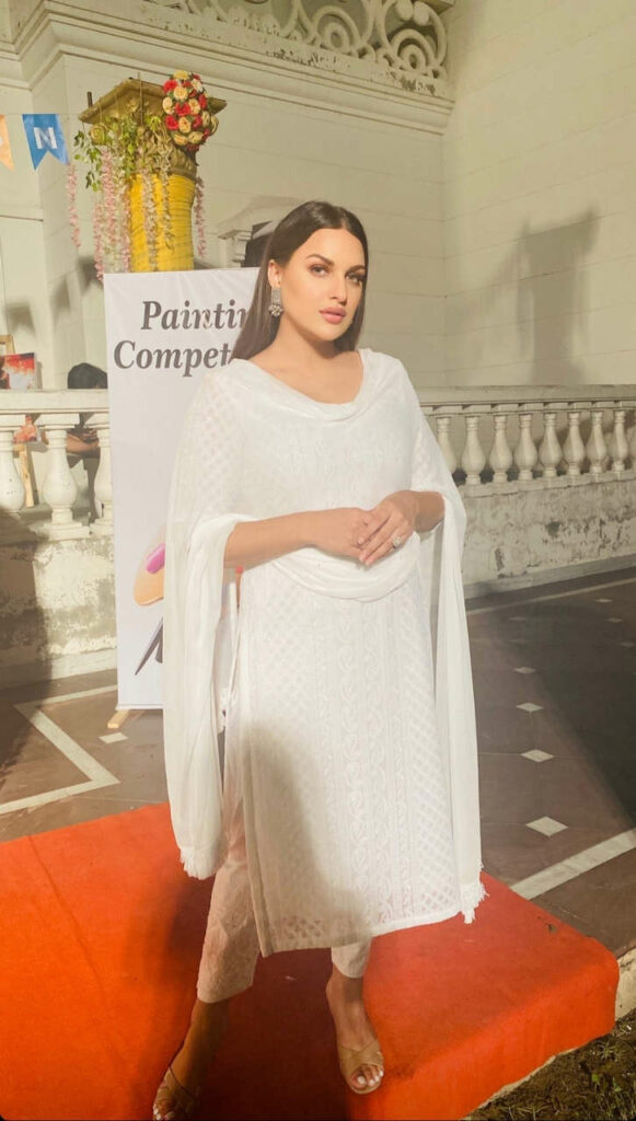 Himanshi Khurana Feet (5 images)