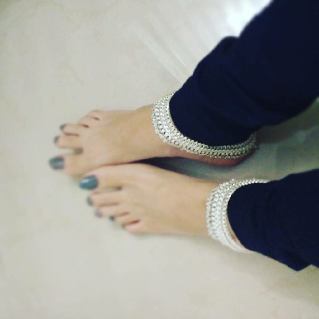 Yashaswini Dayama Feet (10 photos)