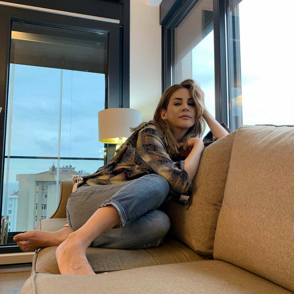 Aynur Aydin Feet (7 images)