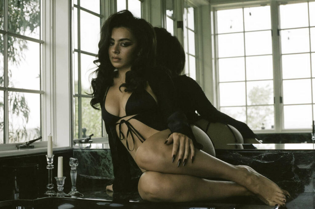 Charli Xcx Feet (8 pictures)