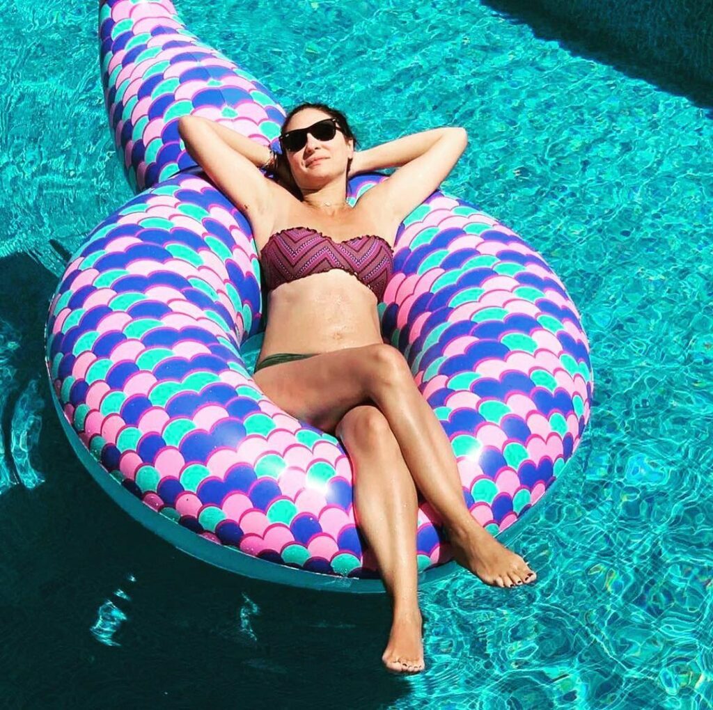Emily Koliandri Feet (4 photos)